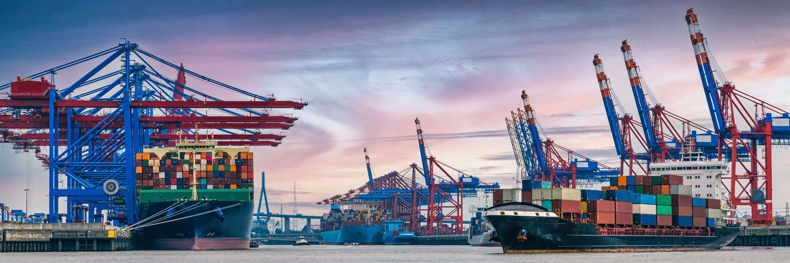 Containerterminal im Hamburger Hafen mit Schiffen und Kränen Containerterminal im Hamburger Hafen mit Schiffen und Kränen